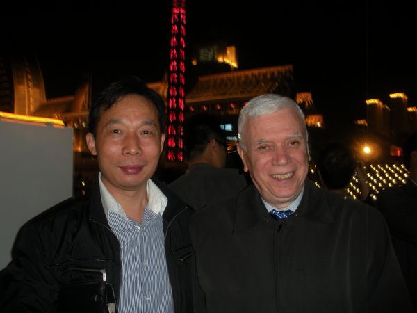 總經理和諾貝爾獎得主合影